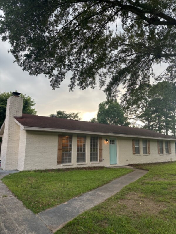 Primary Photo - 330 Shawnee Dr