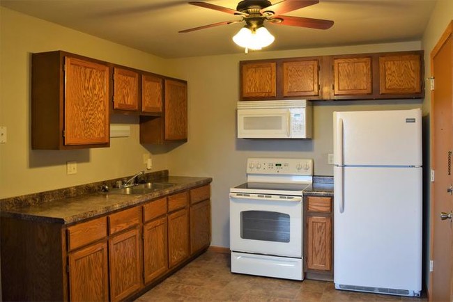 Building Photo - Charming 2 Bedroom
