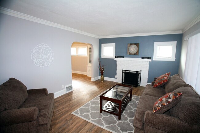 Foto del edificio - Gorgeous & Completely Rehabbed 3 Bed - 1.5 Bath Colonial for Rent!