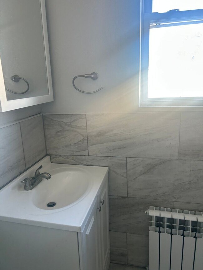 Foto del edificio - 3BR 1,5 bath Only with 3 Br pha voucher