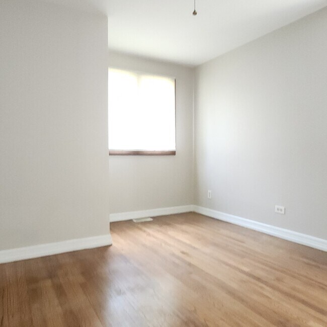 Foto del edificio - 9810 Warren Ave
