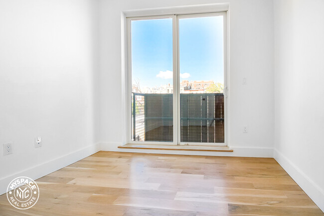 Foto del edificio - 246 Johnson Ave
