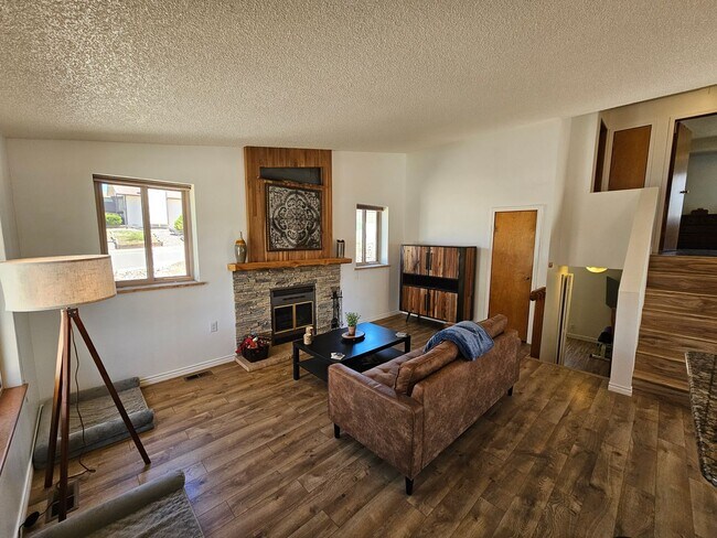 Building Photo - 3 bed 2 bath in 80920!