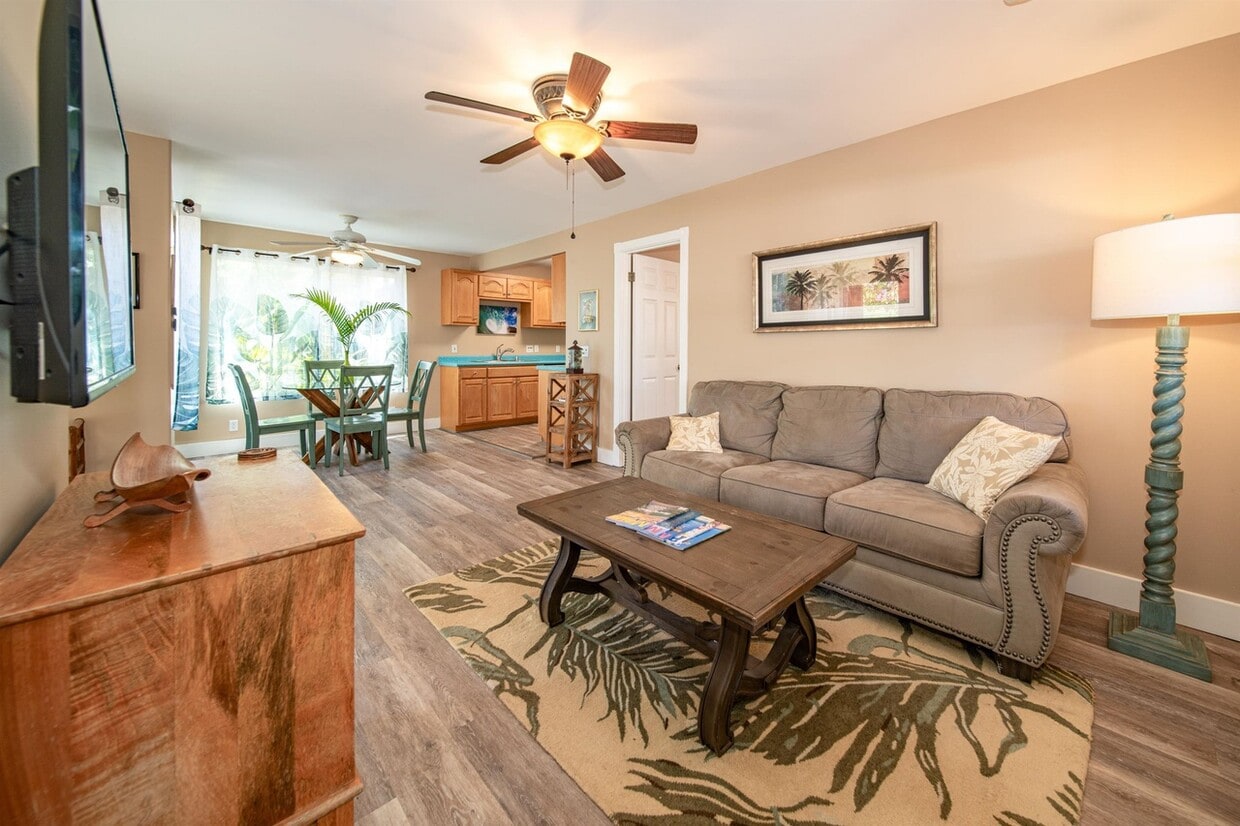 spacious living and dining room - 30 Kaikane Pl