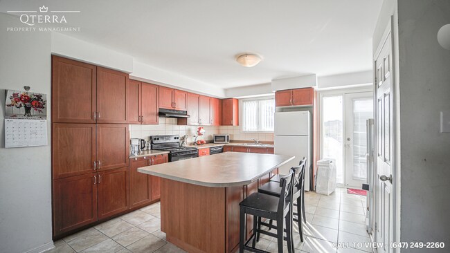 Building Photo - 7-2895 Hazelton Pl