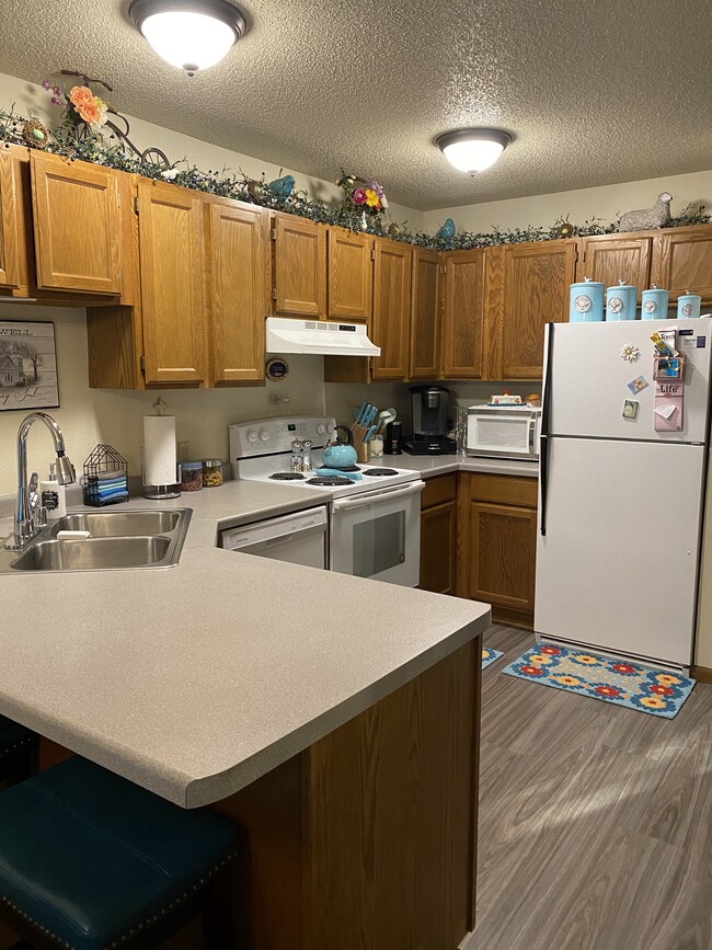 Large kitchen with breakfast bar - 1138 Grandview Ave