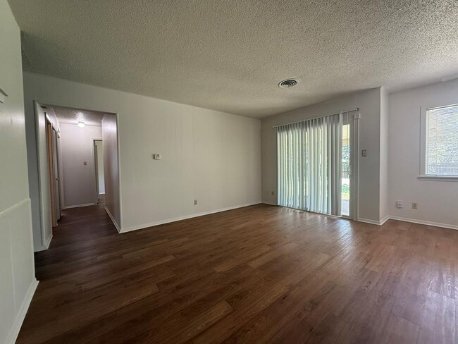 Building Photo - 2805 Ashdale Dr