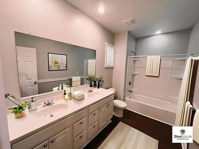 Building Photo - 5 bed 2 bath Single Family Home