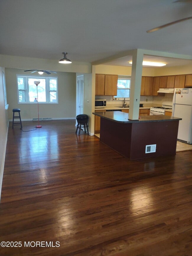 Building Photo - 16 Oak Leaf Ln