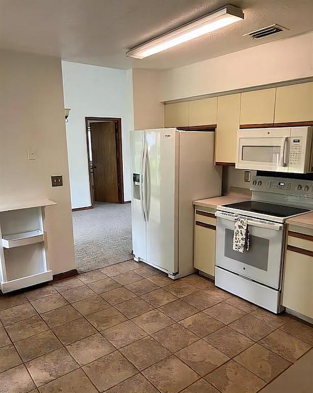 Foto del edificio - 7458 Carillon Ave