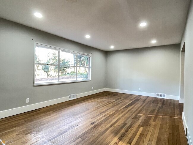 Foto del edificio - 2408 Briarmoor Rd NE