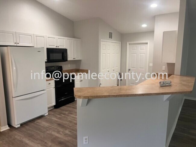 Foto del edificio - Fantastic 3 bedroom 2 bath 2 car garage home on a corner lot