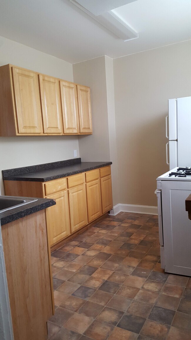 Kitchen - 705 N 19th Ave E