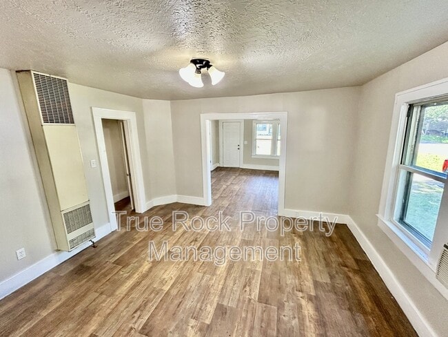 Building Photo - 714 W 15th St