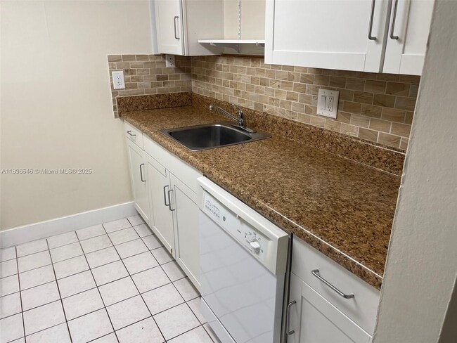 Foto del edificio - 14221 N Kendall Dr