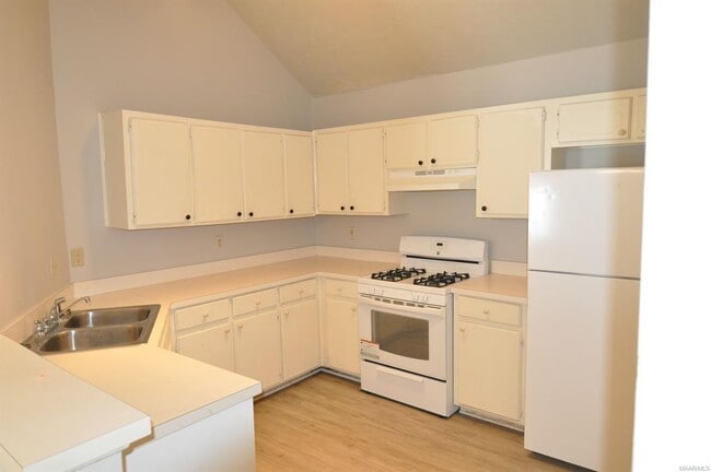 Building Photo - 3200 Herbert Dr