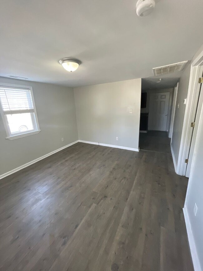 Building Photo - 2 Bedroom 1 Bath Home For Rent!
