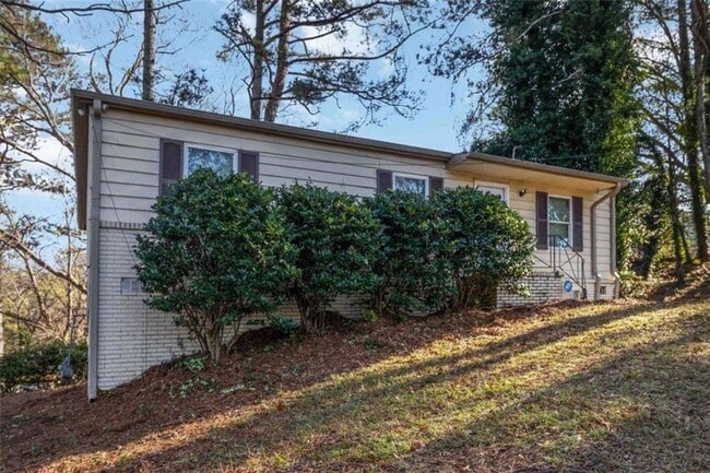 Building Photo - 2361 Swallow Cir SE
