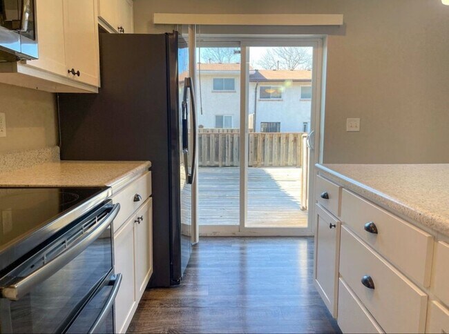 Building Photo - 325 Carmel Woods Dr