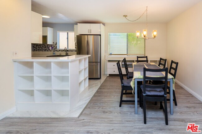 Foto del edificio - 5848 Hazeltine Ave