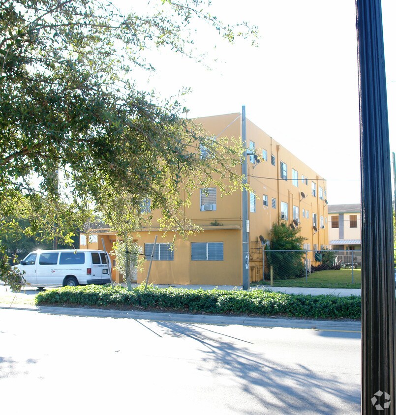 Foto del edificio - 1120-1130 NW 62nd St