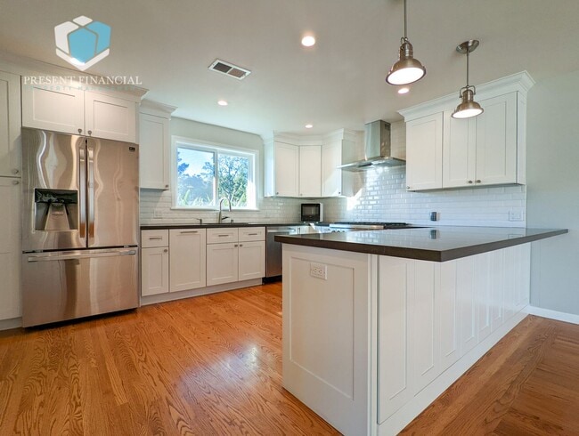 Building Photo - 540 W Hillsdale Blvd