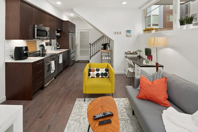 Building Photo - 915 14th Ave