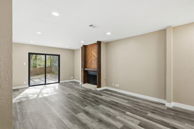 Foto del edificio - 5605 Highland Crest Dr