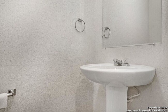 Foto del edificio - Wurzbach Heights Townhome for Rent ~ 3 Bedroom corner Unit with Private Yard and Garage