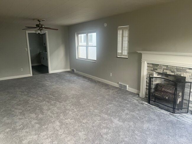 living area/dining area - 635 13th Ave