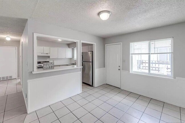 Building Photo - 1114 E 64th St
