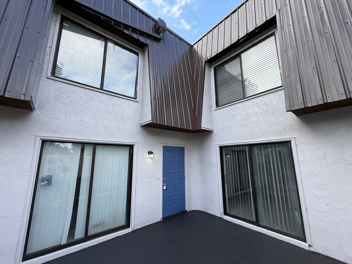 Foto del edificio - Spacious 2x2.5 Townhome