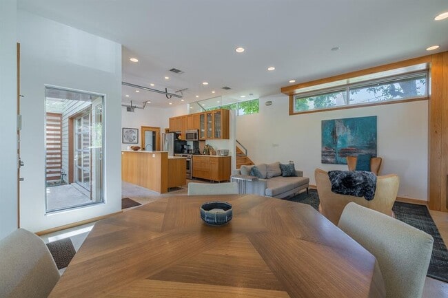 Building Photo - 2801 Oak Crest Ave