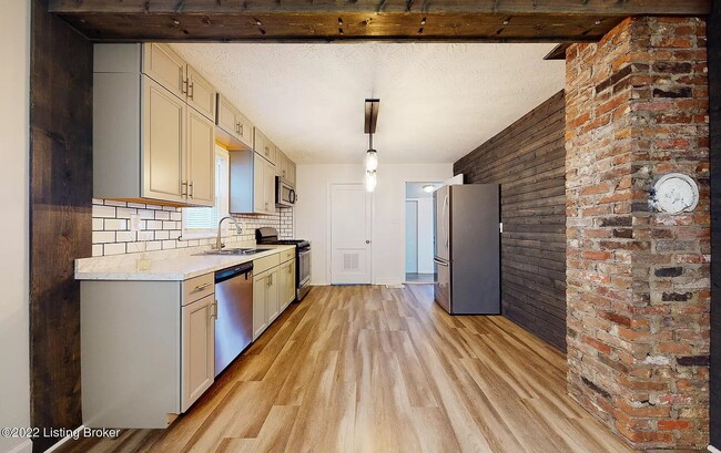 Building Photo - 834 W Whitney Ave