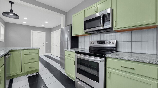 Building Photo - 799 E 2nd Ave