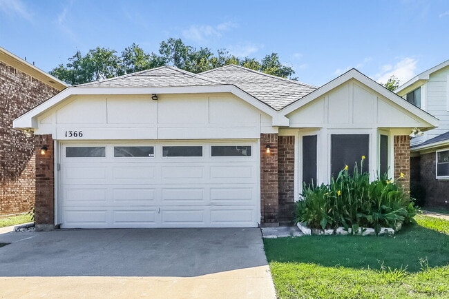Building Photo - 1366 Chinaberry Dr