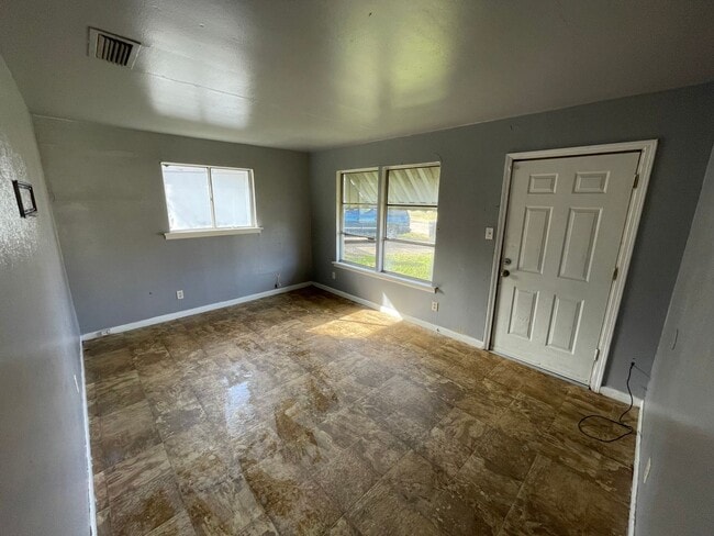 Building Photo - 3 Bedroom Home