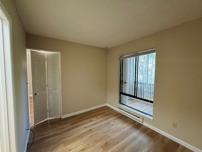 Foto del edificio - $500 OFF FIRST MONTH RENT!!! Cozy Studio Condo Available in Emeryville in Watergate Complex!!!