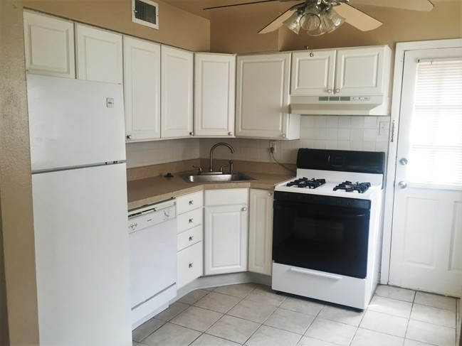 Building Photo - 3128 Glenwood Ct
