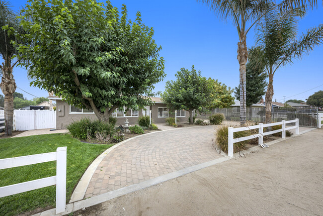 Foto del edificio - POOL & HORSE PROPERTY!