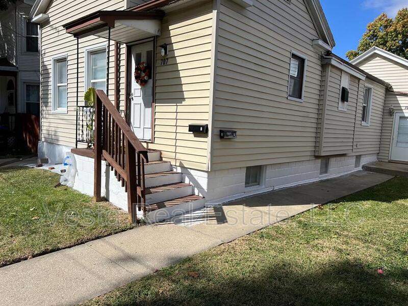 707 W Jefferson St Unit 1, Bloomington, IL 61701 Condo for Rent in