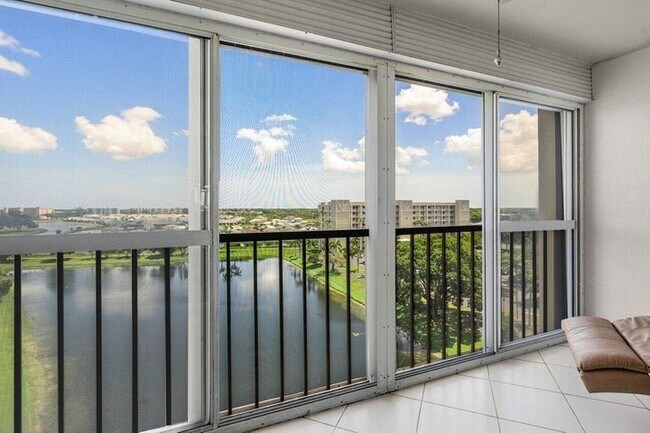 Foto del edificio - 7310 Ashford Pl