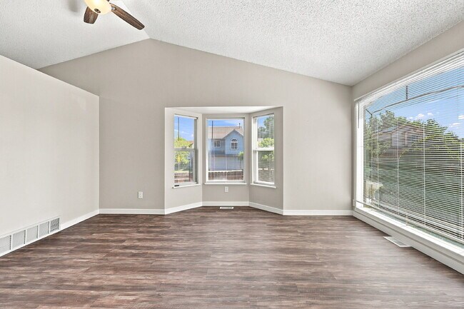 Foto del edificio - $2,145.95, 3-bed, 2.5-bath located in Colorado Springs with a large backyard