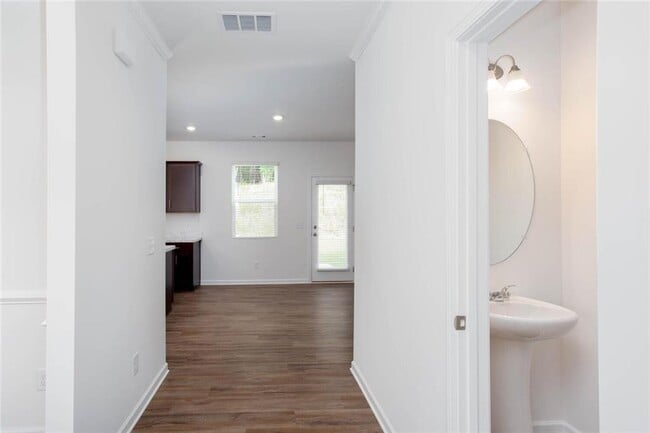Building Photo - 590 River Run Dr