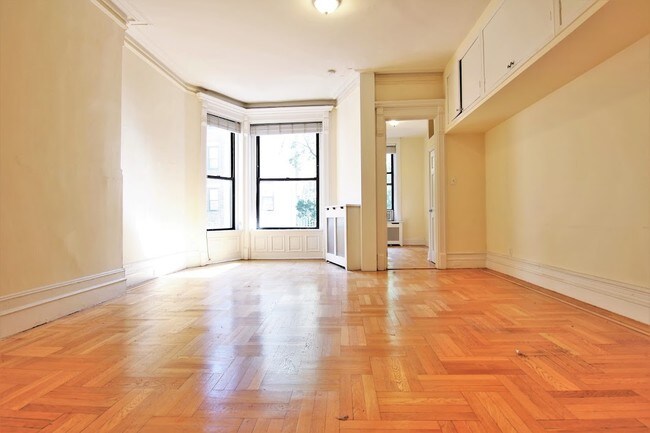 Building Photo - 118 W 69th St