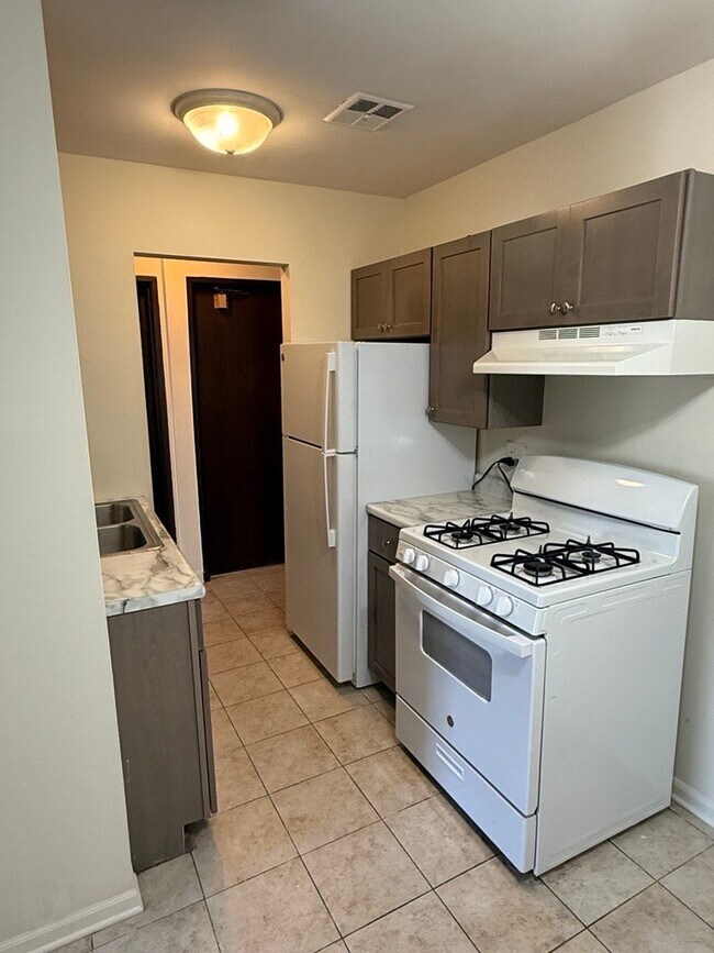 Foto del edificio - 351 Hawthorne Cir