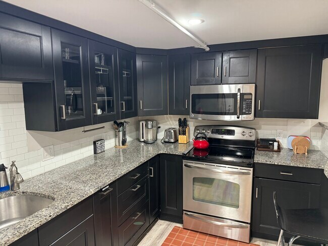 Kitchen Counters - 171 Foster St