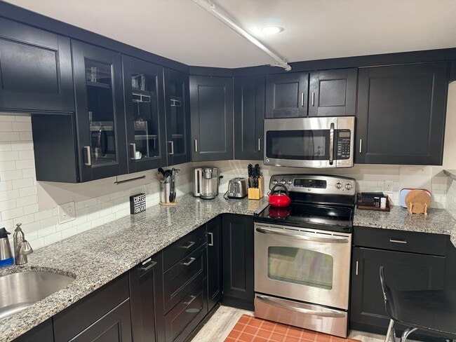 Kitchen Counters - 171 Foster St