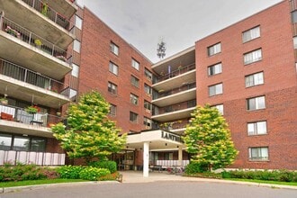 Building Photo - 321 Av. Lanthier