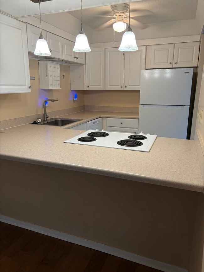 Building Photo - 6617 Poplar Ave